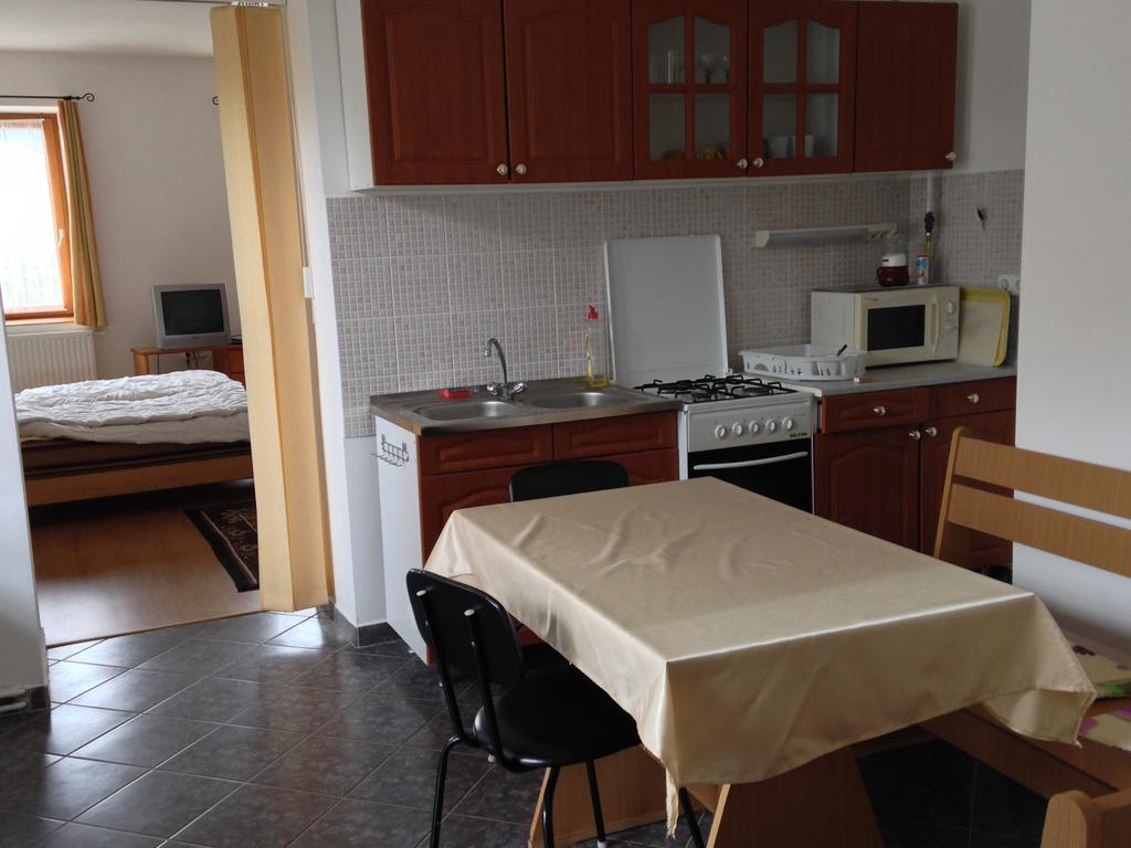 Petra Apartmanok Velem Rum bild