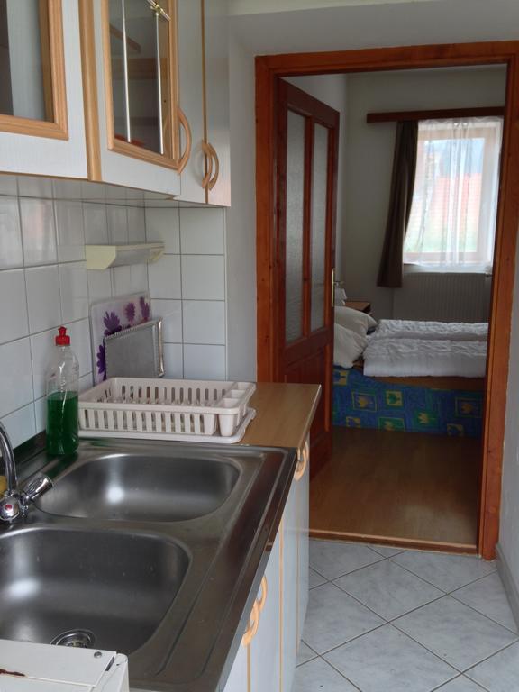 Petra Apartmanok Velem Rum bild