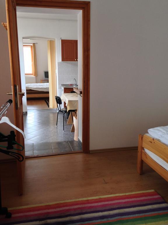 Petra Apartmanok Velem Rum bild
