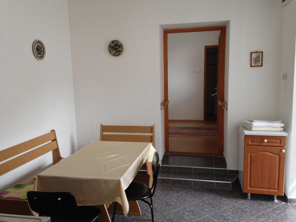 Petra Apartmanok Velem Rum bild